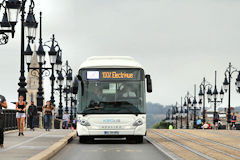 Heuliez Bus 100% électrique sur le pont de pierre à Bordeaux | photo Bernard Tocheport