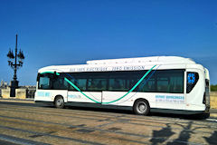 Heuliez Bus 100% électrique zéro émission sur le pont de pierre à Bordeaux | photo Bernard Tocheport