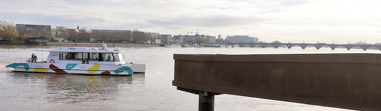 Bordeaux arrivée navette fluviale BATO au ponton | Photo Bernard Tocheport