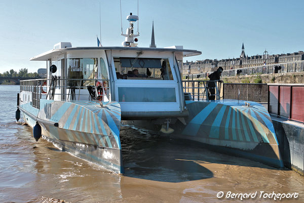 Batcub navette fluviale arrivant au ponton : 33-bordeaux.com
