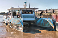Batcub navette fluviale arrivant au ponton | 33-bordeaux.com