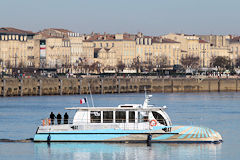 Batcub navette fluviale longeant la façade des quais de Bordeaux | 33-bordeaux.com