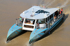 Batcub navette fluviale navigant sur la Garonne | 33-bordeaux.com