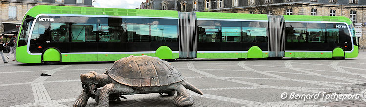 BHNS Mettis de Metz présenté à Bordeaux place de la Victoire