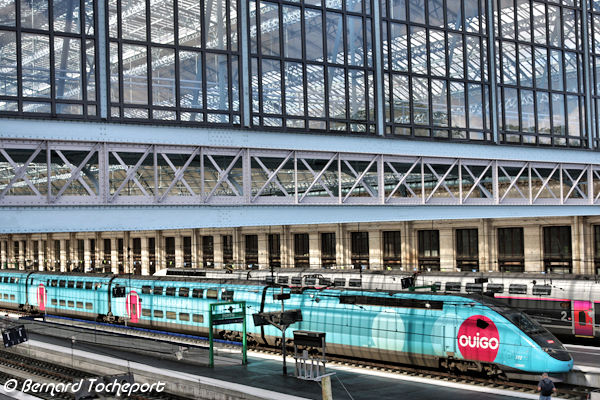 Rame TGV OUIGO sous la grande verrière de la gare Saint Jean | Photo Bernard Tocheport