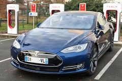 Model S devant les super chargeurs de TESLA | photo 33-bordeaux.com