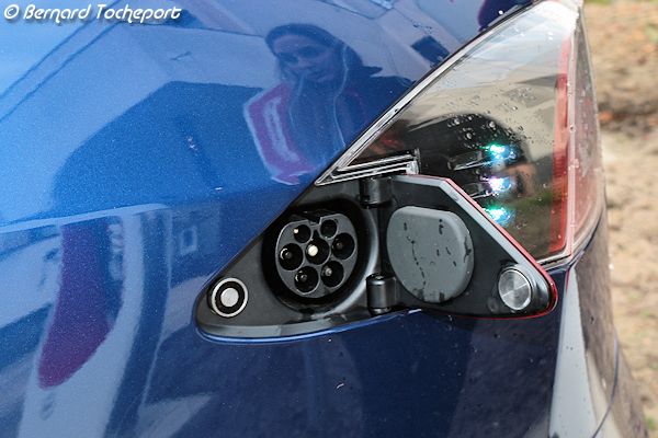 Prise de charge de la Model S TESLA automobile électrique | photo 33-bordeaux.com