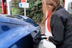 Mise en charge de la TESLA Model S automobile électrique | photo 33-bordeaux.com