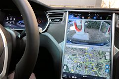 Caméra vision arrière et carte de localisation MODEL S de TESLA | photo 33-bordeaux.com