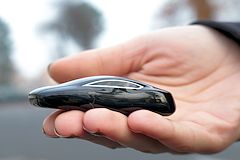 Télécommande en forme de voiture de  la TESLA Model S | photo 33-bordeaux.com
