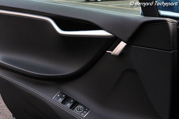 Intérieur de porte et boutons de commandes TESLA Model S  | photo 33-bordeaux.com
