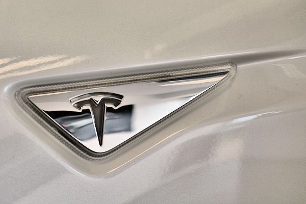 Logo TESLA Model S automobile électrique | photo 33-bordeaux.com