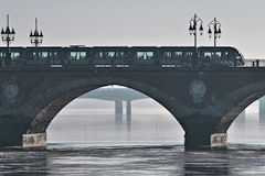 Vue du tram de Bordeaux depuis la Garonne -  photo 33-bordeaux.com