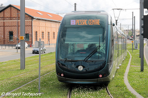 Tram de Bordeaux ligne B à destination de Pessac | Photo Bernard Tocheport