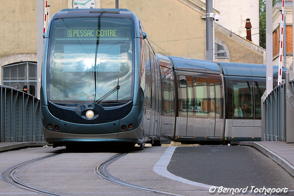 Tram franchissant le pont du Cours Henri Brunet | Photo Bernard Tocheport