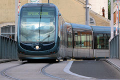 Tram franchissant le pont du Cours Henri Brunet  -  photo 33-bordeaux.com