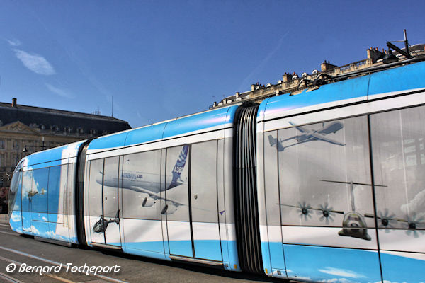 Tram de Bordeaux décoré avec Airbus A380 et avion militaire A400M | Photo Bernard Tocheport