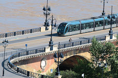 Tram de Bordeaux : ligne A sur le pont de pierre | Photo Bernard Tocheport