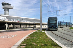 Bordeaux tram de la ligne A arrivant à l'aéroport | Photo Bernard Tocheport