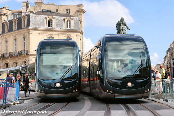 Bordeaux place Tourny tout premier passage de 2 rames côte à côte de la ligne D | Photo Bernard Tocheport