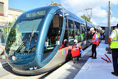 Le Bouscat techniciens effectuant des mesures à l'arrivée de la toute 1ère rame du tramway | Photo Bernard Tocheport