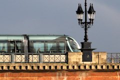 Tramway de Bordeaux sur le pont de pierre -  photo 33-bordeaux.com