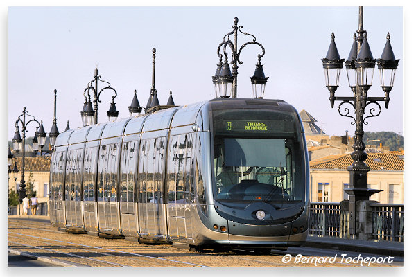 Bordeaux destination Thiers Benauge tram A sur le pont de pierre | Photo Bernard Tocheport