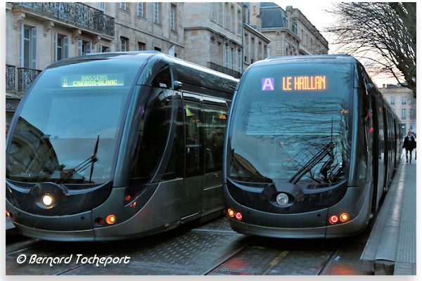 Bordeaux 2 rames du tram A place Pey Berland Photo Bernard Tocheport