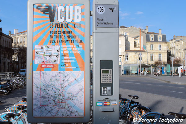 Borne et sation de réservation VCUB place de la Victoire | photo 33-bordeaux.com