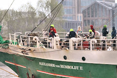 Marins sur le pont du Alexander Von Humbolt 2 à Bordeaux | Photo Bernard Tocheport