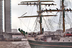 L'Alexander Von Humbolt 2 au pont Chaban Delmas à Bordeaux | Photo Bernard Tocheport