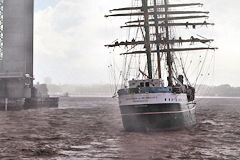 Malgré la pluie marins de l'Alexander Von Humbolt sur les vergues | Photo Bernard Tocheport