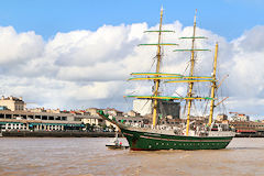 Passage du 3 mâts Alexander Von Humbolt 2 devant le quai des marques à Bordeaux | Photo Bernard Tocheport