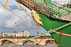 Figure de proue de l'Alexander Von Humbolt 2 devant le pont de pierre à Bordeaux | Photo Bernard Tocheport