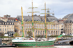 Alexander Von Humbolt 2 voiliers Allemand au ponton d'honneur à Bordeaux | Photo Bernard Tocheport