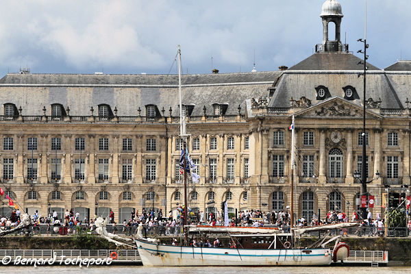 Arawak Ketch aurique devant les façades de la Bourse à Bordeaux | Photo Bernard Tocheport