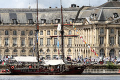 Atyla Goélette à hunier devant la place de la bourse à Bordeaux | Photo Bernard Tocheport