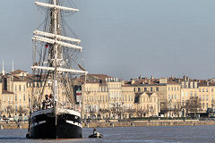 Arrivée du Belem à Bordeaux devant la façade des quais | Photo Bernard Tocheport