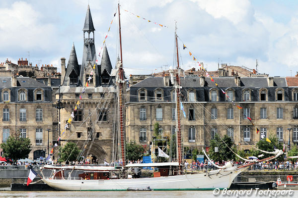 La Belle Poule goélette Marine Nationale à Bordeaux devant la porte Cailhau | Photo Bernard Tocheport