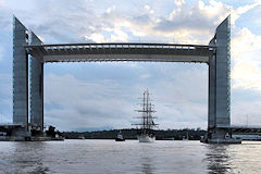 Cisne Branco le 3 mâts Brésilien passe sous le pont levant à Bordeaux | Photo Bernard Tocheport