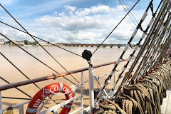 Pont de pierre de Bordeaux et rive droite depuis le pont du Cisne Branco | Photo Bernard Tocheport