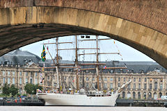 Vue du 3 mâts Brésilien Cisne Branco et des façades de Bordeaux depuis la rive droite | Photo Bernard Tocheport