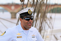 Face au pont de pierre de Bordeaux un officier du Cisne Branco | Photo Bernard Tocheport