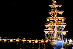 Cuauhtemoc éclairé la nuit devant le pont de pierre à Bordeaux | Photo Bernard Tocheport