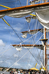 Devant le public bordelais les marins du Cuauhtemoc sur les vergues  | Photo Bernard Tocheport