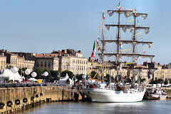 Le 3 mâts barque Mexicain Cuauhtemoc et les quais de Bordeaux | Photo Bernard Tocheport