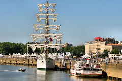 Le Cuauhtemoc devant le bateau de croisière Ville de Bordeaux | Photo Bernard Tocheport