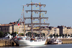 Le Cuauhtemoc et la façade des quais de Bordeaux | Photo Bernard Tocheport