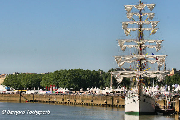 Le Cuauhtemoc et les tentes de Bordeaux Fête le Vin 2008 | Photo Bernard Tocheport