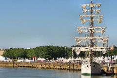 Le Cuauhtemoc et les tentes de Bordeaux Fête le Vin 2008 | Photo Bernard Tocheport